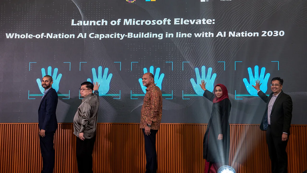 PUTRAJAYA, 24 April -- Menteri Digital Gobind Singh Deo (tengah) pada Majlis Pelancaran Rasmi Microsoft Elevate, inisiatif pembangunan kapasiti Al kebangsaan yang diperluas untuk memperkukuh kesediaan Malaysia bagi mencapai matlamat Negara Al menjelang 2030 di Zenith Putrajaya hari ini.  Turut sama Pengurus Besar, Hal Ehwal Undang-Undang dan Kerajaan Microsoft ASEAN Dr. Jasmine Begum (dua,kanan).  --fotoBERNAMA (2026) HAK CIPTA TERPELIHARA