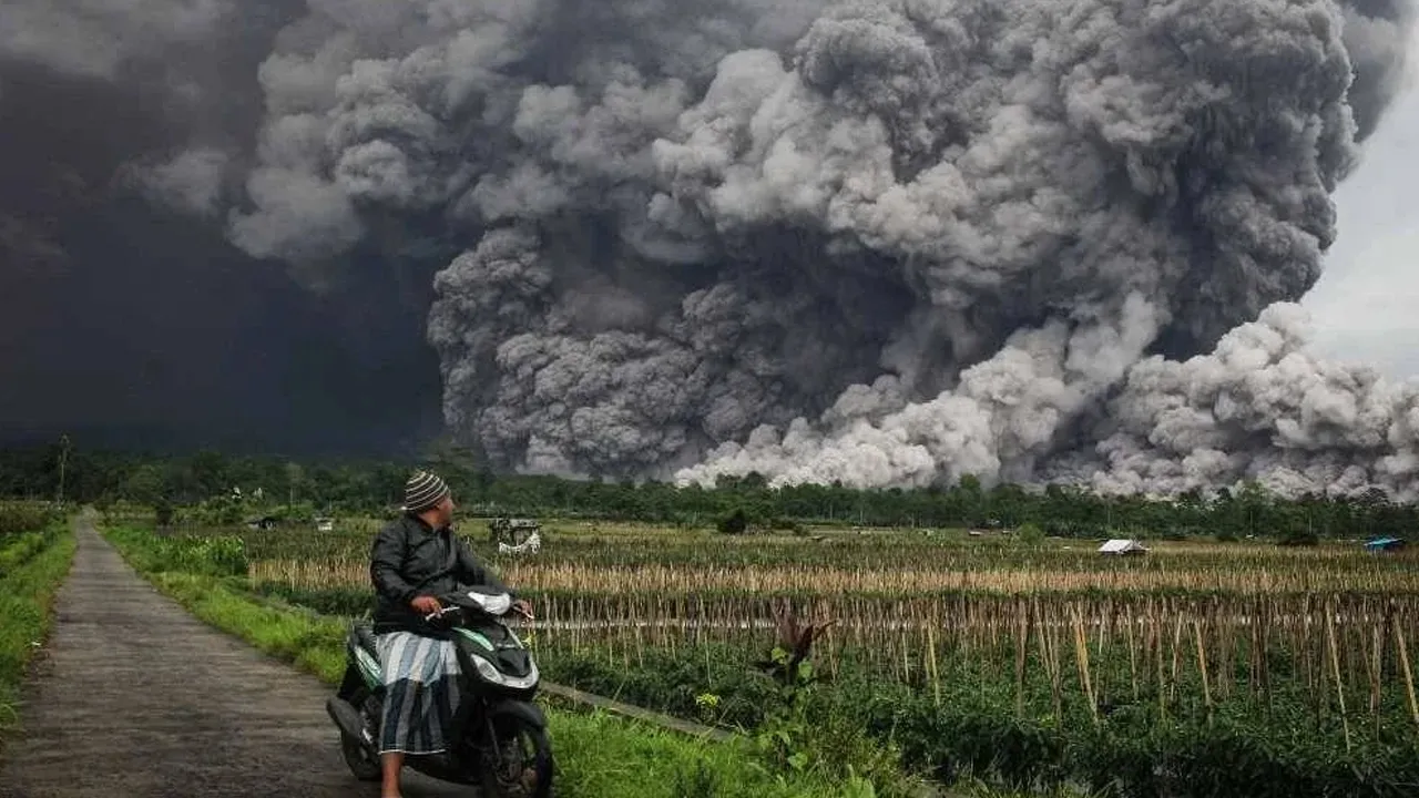 Seorang lelaki melihat letusan abu panas dari Gunung Semeru di Lumajang, Jawa Timur.