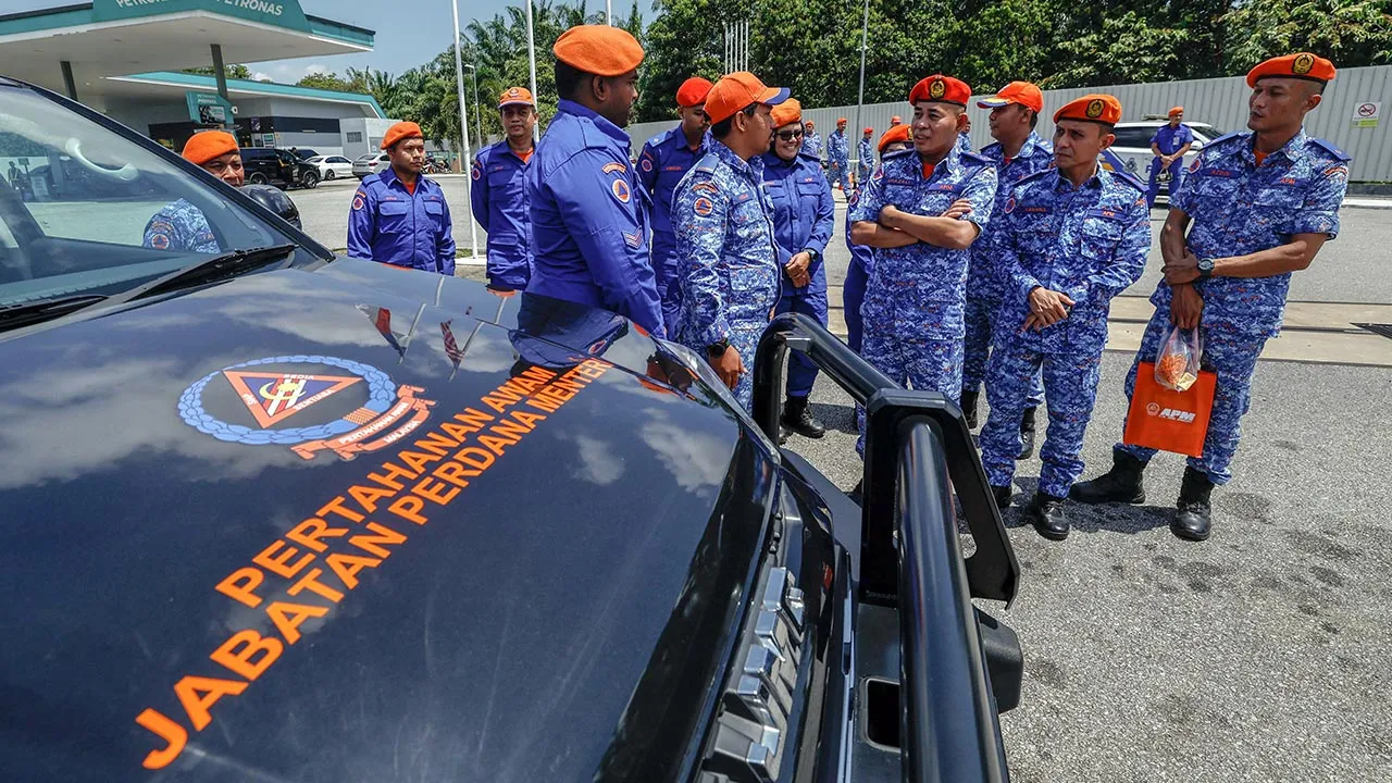 MELAKA, 17 Mac -- Timbalan Ketua Pesuruhjaya (Operasi) Angkatan Pertahanan Awam Ghazali Abd Rahman (depan, tiga kanan) beramah mesra dengan anggota-anggota operasi selepas melancarkan Op Prihatin APM Peringkat Zon Selatan sempena Perayaan Hari Raya Aidilfitri di Petronas Lebuh Sungai Udang-Paya Rumput-Ayer Keroh (Lebuh SPA), hari ini.  Sebanyak 276 pegawai dan anggota Angkatan Pertahanan Awam (APM) Zon Selatan membabitkan Melaka, Negeri Sembilan dan Johor, akan terlibat dalam Op Prihatin sempena sambutan Ha