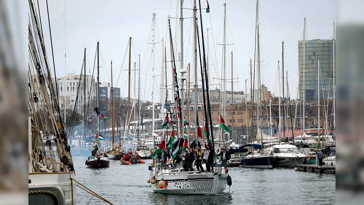 BARCELONA, 13 April -- Para aktivis misi kemanusiaan Global Sumud Flotilla (GSF) 2.0 memulakan pelayaran mereka di Laut Mediterranean dari Pelabuhan Barcelona menuju ke Gaza semalam dengan ribuan penyokong dari pelbagai negara berhimpun di Moll de la Fusta.  Misi berkenaan yang bertujuan memecahkan kepungan Israel ke atas Gaza serta menyalurkan bantuan kemanusiaan kepada rakyat Palestin. Misi berkenaan melibatkan lebih 80 kapal dan kira-kira 1,000 peserta dari seluruh dunia.  --fotoBERNAMA (2026) HAK CIPTA 