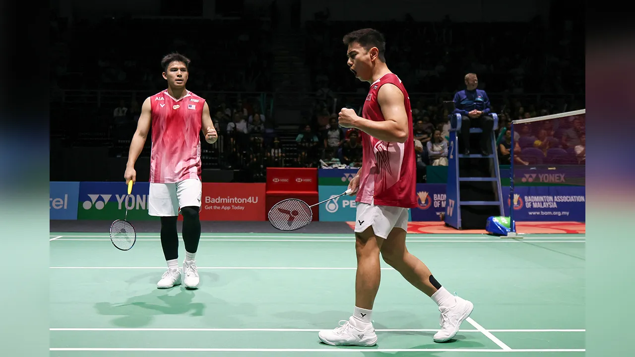 KUALA LUMPUR, 6 Jan -- Pemain lelaki negara Goh Sze Fei dan Nur Izzuddin menentang beregu Denmark Daniel Lundgaard dan Mads Vestergaard pada pusingan pertama Kejohanan Badminton Terbuka Malaysia 2026 di Stadium Axiata Arena hari ini.  Pasangan negara menewaskan pasangan Denmark 21-15, 21-13.  --fotoBERNAMA (2026) HAK CIPTA TERPELIHARA