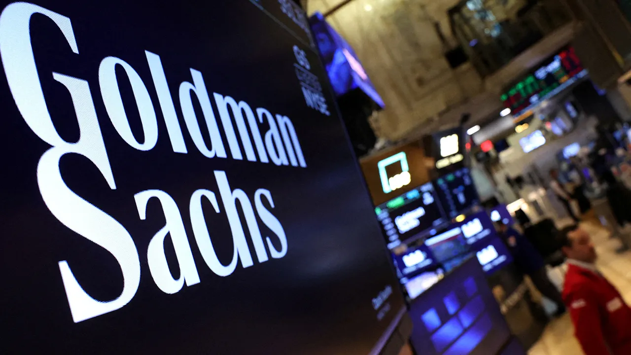 A screen displays the the company logo for Goldman Sachs on the floor at the New York Stock Exchange (NYSE) in New York City, U.S., May 7, 2025. REUTERS/Brendan McDermid/File Photo