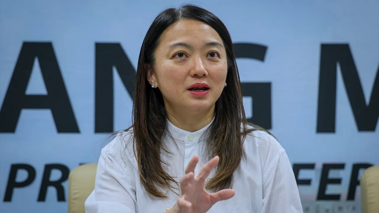 KUALA LUMPUR, 18 Mac -- Menteri di Jabatan Perdana Menteri (Wilayah Persekutuan) Hannah Yeoh ketika sidang media selepas melakukan lawatan kerja dan menyampaikan sumbangan Aidilfitri di Hospital Rehabilitasi Cheras (HRC) hari ini._BERNAMA