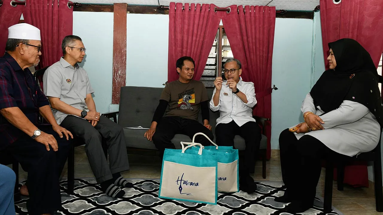 BUTTERWORTH, 25 April -- Menteri Komunikasi Datuk Fahmi Fadzil (dua, kanan) menyantuni petugas Radio Televisyen Malaysia (RTM) Razif Saidin (tengah) selepas menyampaikan sumbangan Tabung Kasih@HAWANA kepada Razif di kediamannya hari ini.  Turut sama Ketua Setiausaha Kementerian Komunikasi Datuk Abdul Halim Hamzah (dua, kiri) dan Ketua Pegawai Eksekutif Pertubuhan Berita Nasional Malaysia (Bernama) Datin Paduka Nur-ul Afida Kamaludin (kanan).