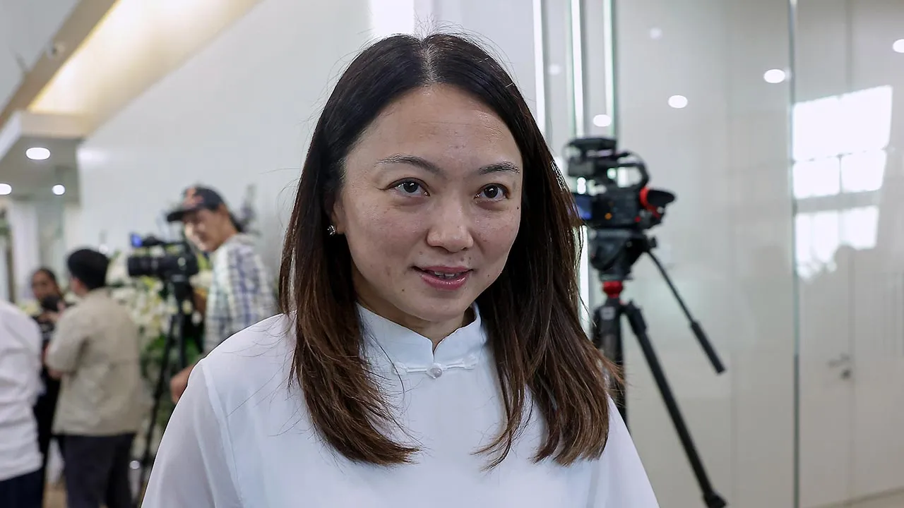 KUALA LUMPUR, 7 April -- Menteri di Jabatan Perdana Menteri (Wilayah Persekutuan) Hannah Yeoh selepas hadir Upacara Penghormatan Terakhir bagi bekas Menteri Pengangkutan yang juga Presiden Kehormat Seluruh Hidup MCA Tun Dr Ling Liong Sik di Pusat Xiao En hari ini.  Dr Ling meninggal dunia pada Sabtu lepas pada usia 82 tahun, meninggalkan isteri Toh Puan Ong Ee Nah serta dua cahaya mata lelaki, Ling Hee Leong dan Ling Hee Keat.  --fotoBERNAMA (2026) HAK CIPTA TERPELIHARA