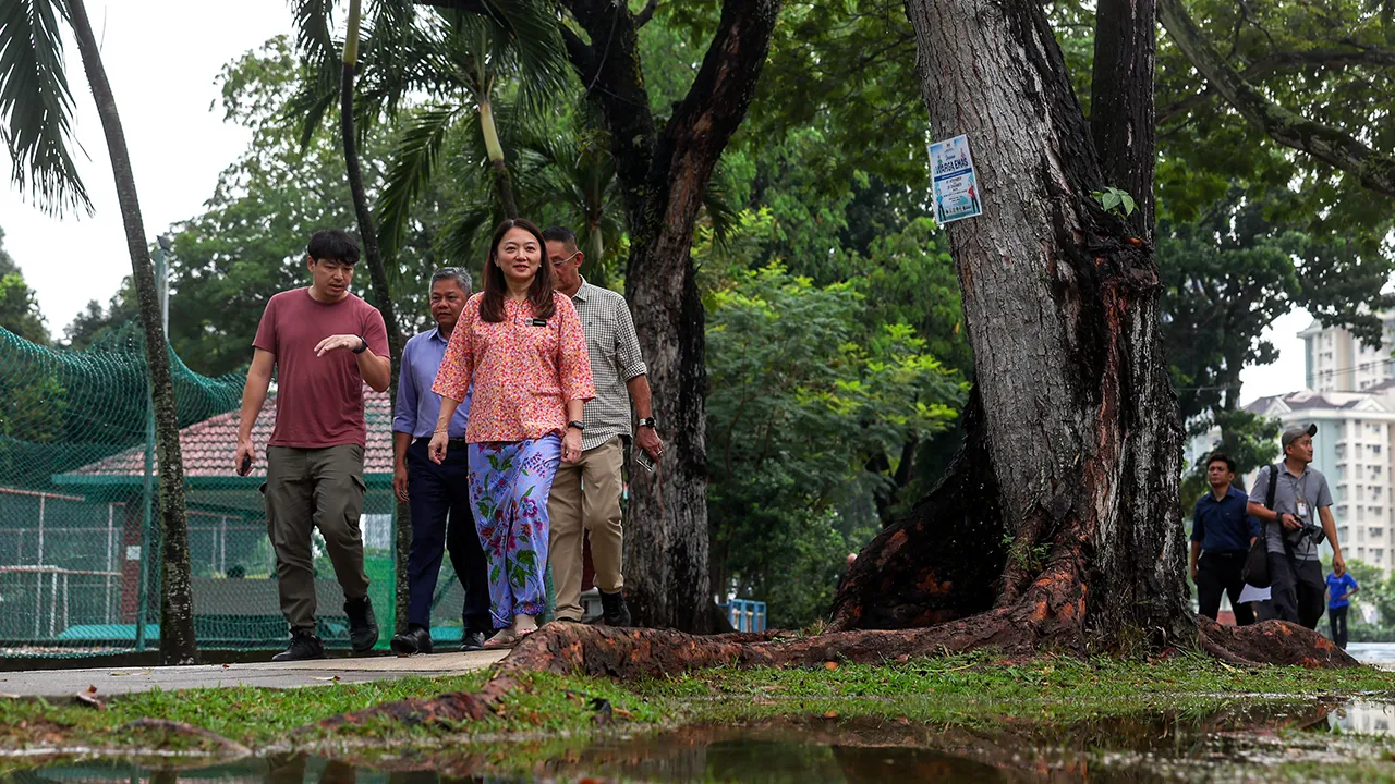 KUALA LUMPUR, 15 April -- Menteri di Jabatan Perdana Menteri (Wilayah Persekutuan) Hannah Yeoh meninjau antara kawasan lapang yang akan diwartakan selepas sidang media berkaitan pewartaan tambahan kawasan hijau dan lapang di Wilayah Persekutuan Kuala Lumpur di Desa Ria, Taman Desa hari ini.  Sebanyak 45 kawasan hijau dan lapang tambahan melibatkan keluasan 277,663.90 Meter Persegi telah berjaya diwartakan serta dipelihara secara kekal di Wilayah Persekutuan Kuala Lumpur.  --fotoBERNAMA (2026)