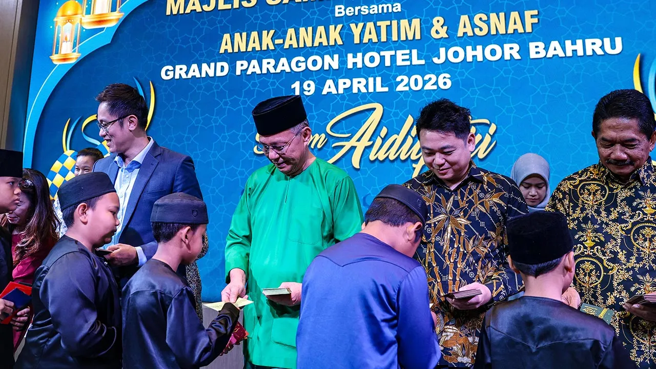 JOHOR BAHRU, 19 April -- Penasihat Ekonomi dan Pelaburan Negeri Johor, Datuk Seri Hasni Mohammad (tengah) menyampaikan sumbangan duit raya pada Majlis Sambutan Hari Raya Bersama Anak-anak Yatim dan Asnaf di sini hari ini.  --fotoBERNAMA (2026) HAK CIPTA TERPELIHARA