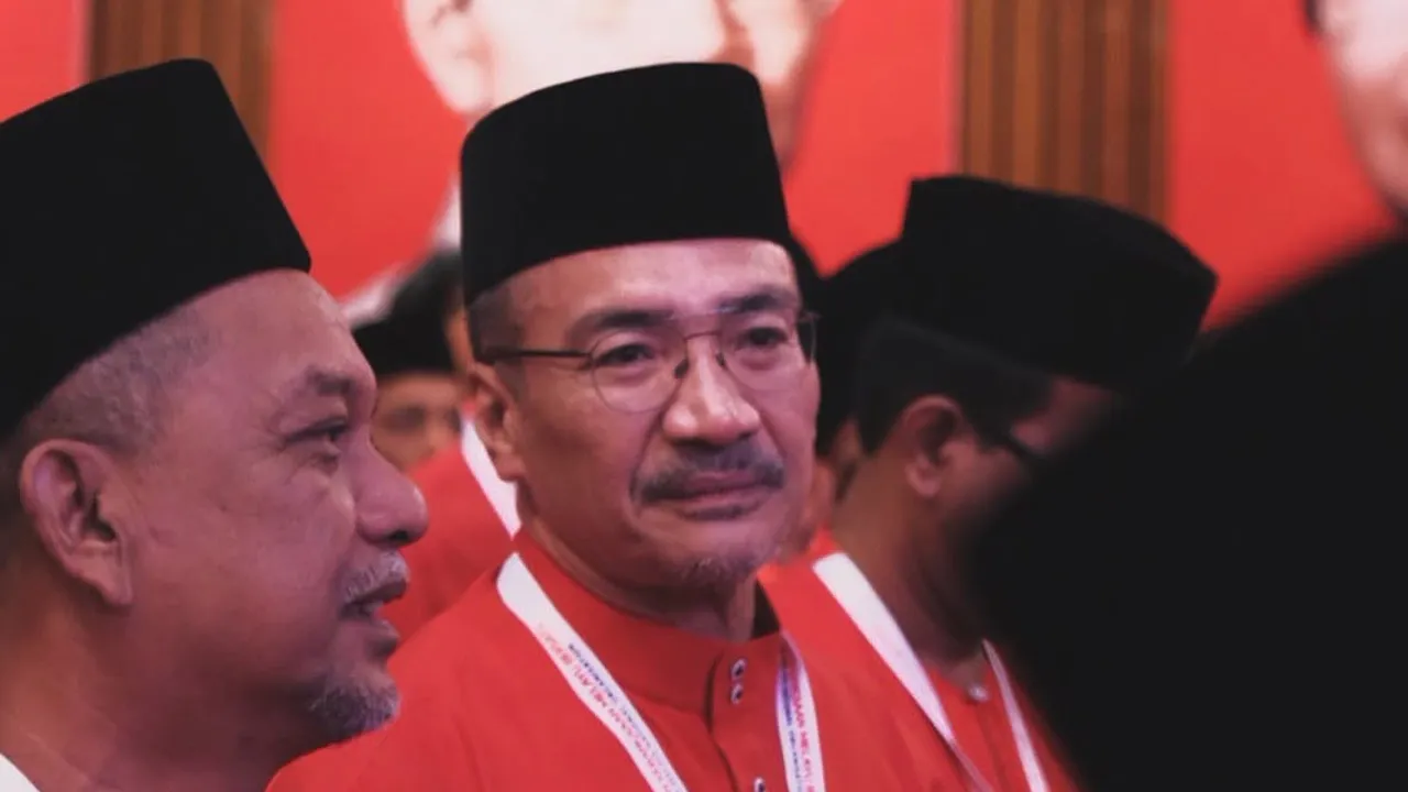 Alhamdulillah, Majlis Kerja Tertinggi UMNO telah menarik semula penggantungan saya selepas tiga tahun. Saya akan terus berjuang dan berkhidmat. Memikul amanah dengan komitmen dan prinsip. Dulu, Kini, Selamanya.