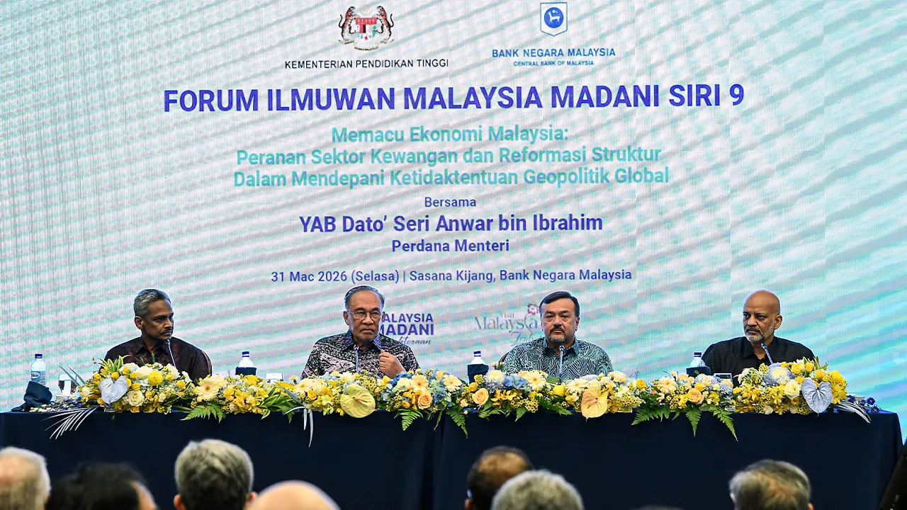 KUALA LUMPUR, 31 Mac -- Perdana Menteri Datuk Seri Anwar Ibrahim (dua, kiri) bercakap pada sesi Forum Ilmuwan Malaysia MADANI Siri 9, 'Memacu Ekonomi Malaysia: Peranan Sektor Kewangan dan Reformasi Struktur Dalam Mendepani Ketidaktentuan Geopolitik Global' di Sasana Kijang Kuala Lumpur malam ini.  Turut serta Menteri Kewangan Il Senator Datuk Seri Amir Hamzah Azizan (dua, kanan), Gabenor Bank Negara Malaysia Datuk Seri Shaik Abdul Rasheed Abdul Ghaffour (kiri) dan Ketua Ekonomi Bank Dunia di Malaysia Dr Apu