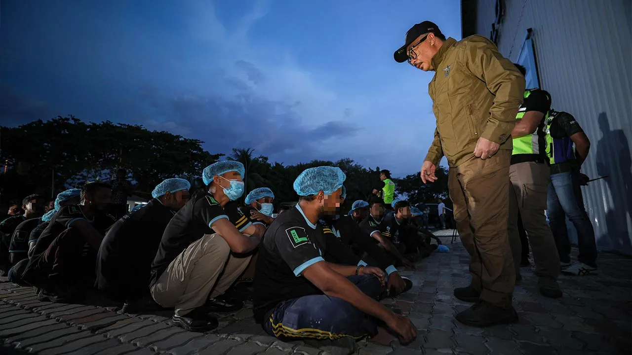 IPOH, 8 April -- Pengarah Jabatan Imigresen Malaysia (JIM) Perak Datuk James Lee memeriksa warga Bangladesh yang ditahan dalam serbuan yang dilaksanakan di kilang membuat sarung tangan getah di Kawasan Perindustrian Kanthan, Chemor malam ini.  Seramai 79 warga Bangladesh ditahan dalam operasi bermula pukul 7 malam tadi yang turut membabitkan Jabatan Tenaga Kerja (JTK), Polis Diraja Malaysia (PDRM), Pasukan Gerakan Am (PGA) serta Jabatan Pendaftaran Negara (JPN).  --fotoBERNAMA (2026) HAK CIPTA TERPELIHARA