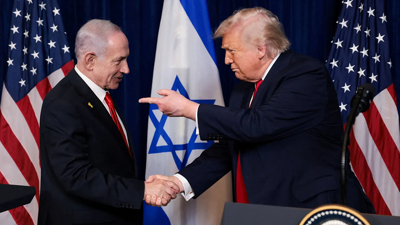 U.S. President Donald Trump points his finger towards Israeli Prime Minister Benjamin Netanyahu as they shake hands during a press conference after meeting at Trump’s Mar-a-Lago club in Palm Beach, Florida, U.S., December 29, 2025. REUTERS/Jonathan Ernst/File Photo