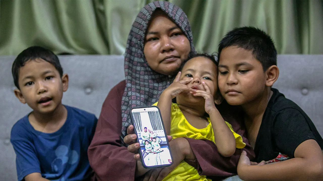 BATU KURAU, 30 Mac -- Balu, Nor Nadia Abdul Majid 32, (dua,kiri) bersama anak-anaknya iaitu Muhammad Aqif Amsyar 9, (kanan), Muhammad Atif Izz Rayqal 7, (kiri) dan Nur Humaira 2, (tiga,kiri) melihat gambar bersama arwah Amirul Hafiz Omar 33, ketika ditemui di Kampung Repoh, Batu Kurau dekat sini hari ini.  Balu kepada mangsa yang maut selepas dirempuh seorang pemandu dipercayai di bawah pengaruh alkohol dan dadah di Klang, Selangor, semalam nekad mahu berjuang bagi menuntut keadilan di mahkamah.  --fotoBERN