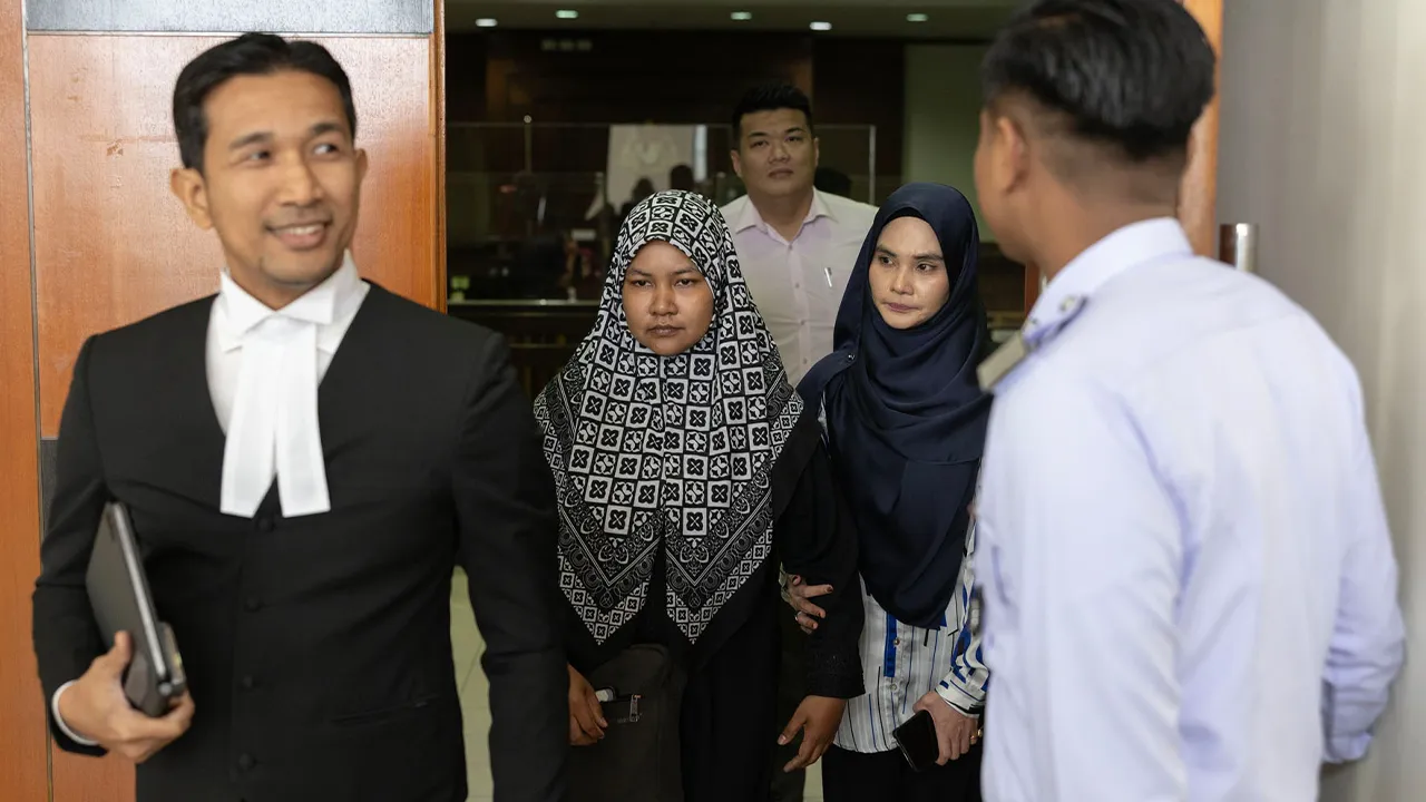 Klang , 1 April 2026.Reaksi Isteri mangsa ,Nor Nadia Abdul Majid, selepas keluar dari kamar Mahkamah Majistret Klang untuk mengikuti pertuduhan yang menyebabkan kematian suaminya oleh seorang individu yang dipercayai memandu di bawah pengaruh dadah dan alkohol.Astro AWANI / SHAHIR OMAR