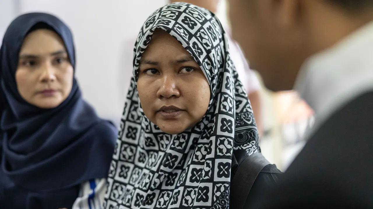 Klang , 1 April 2026.Isteri mangsa ,Nor Nadia Abdul Majid, hadir ke Mahkamah Majistret Klang bagi mengikuti pertuduhan yang menyebabkan kematian suaminya oleh seorang individu yang dipercayai memandu di bawah pengaruh dadah dan alkohol.Astro AWANI / SHAHIR OMAR