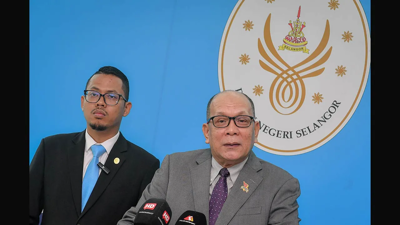 SHAH ALAM, 21 April -- Exco Infrastruktur dan Pertanian Negeri Selangor Datuk Ir Izham Hashim (kanan) semasa sidang media mengenai kelonggaran pengosongan tapak nurseri Jalan Sungai Buloh di Wisma Dewan Negeri Selangor hari ini