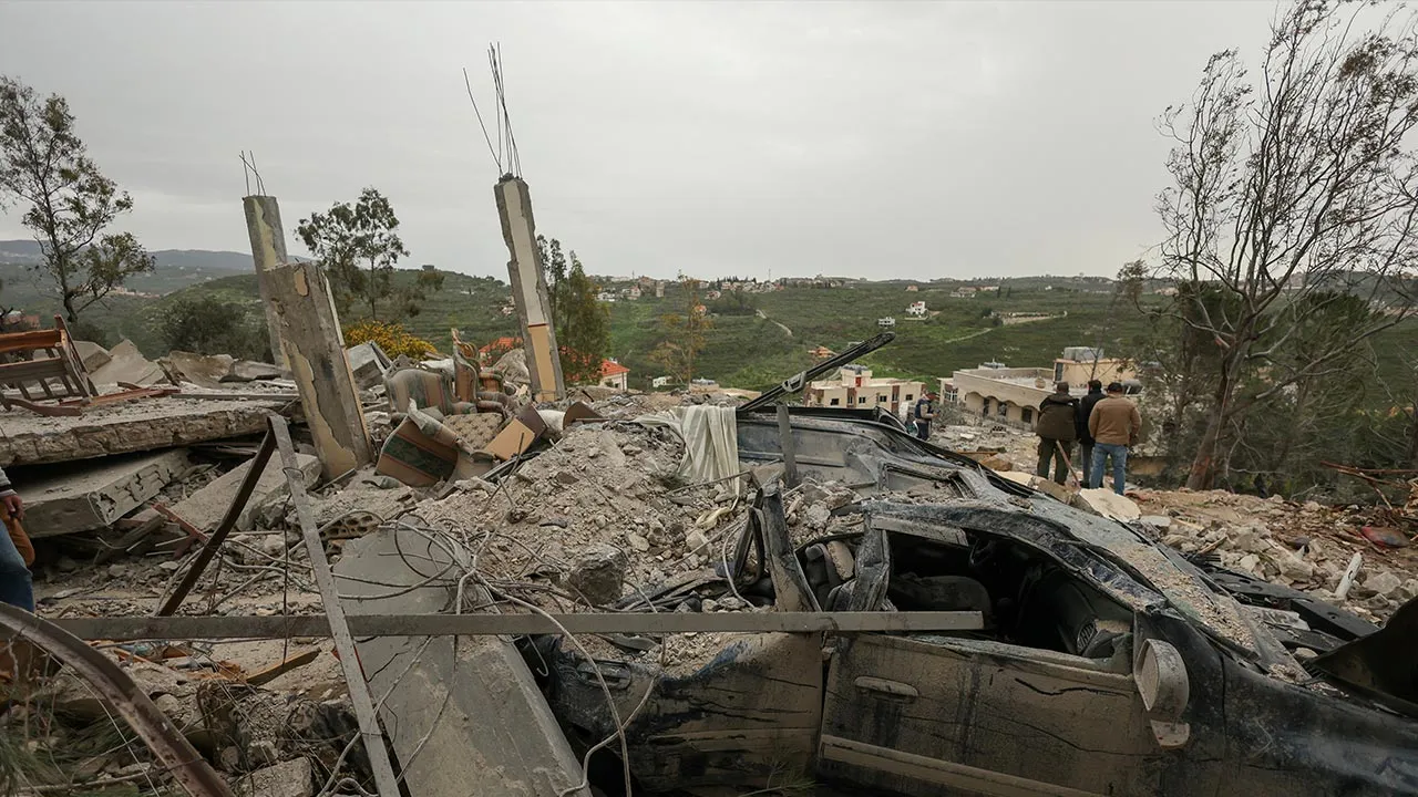 A destroyed car among the rubble of a house hit by an Israeli strike, amid escalating hostilities between Israel and Hezbollah, as the U.S.-Israel conflict with Iran continues, in Houmine El Tahta, Lebanon, April 1, 2026. REUTERS/Yara Nardi 