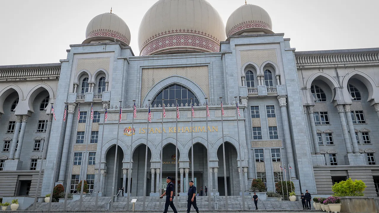 PUTRAJAYA , 6 Jan -- Anggota dan pegawai polis mengawal sekitar Istana Kehakiman Putrajaya bagi tujuan keselamatan ketika penyokong bekas Perdana Menteri Datuk Seri Najib Razak hadir bagi pendengaran rayuan terhadap keputusan Mahkamah Tinggi berkaitan Titah Adendum Diraja._BERNAMA