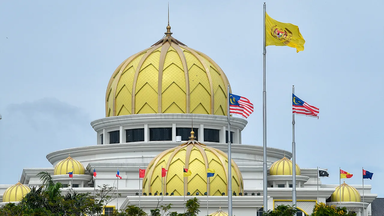 KUALA LUMPUR, 21 Nov --  Suasana pekarangan pintu satu Istana Negara hari ini.  Yang di-Pertuan Agong menitahkan semua ketua parti politik dan gabungan parti politik yang mendapat jumlah kerusi yang banyak pada Pilihan Raya Umum ke-15 (PRU15), memaklumkan kepada Istana Negara mengenai gabungan parti, dan menamakan calon perdana menteri yang dipersetujui untuk membentuk kerajaan baharu sebelum 2 petang, hari ini.  --fotoBERNAMA (2022) HAK CIPTA TERPELIHARA