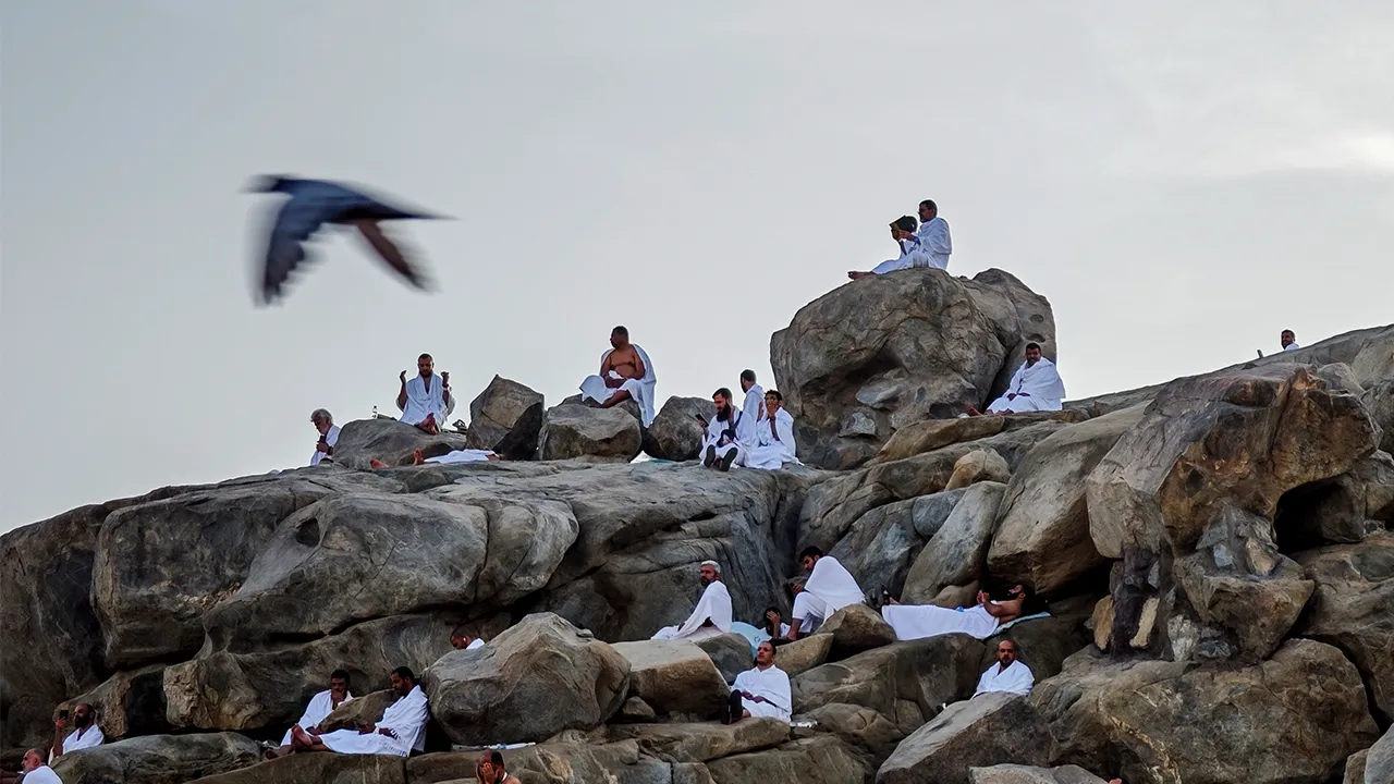 MEKAH, 5 Jun -- Ribuan jemaah membanjiri Jabal Rahmah yang terletak di Padang Arafah untuk berdoa dan bermunajat hari ini.  Padang Arafah menjadi saksi kepada kebesaran Islam apabila dibanjiri ribuan jemaah haji dari seluruh pelusuk dunia yang menunaikan kemuncak ibadah Haji pada 5 Jun bersamaan 9 Zulhijjah 1446 Hijrah._BERNAMA