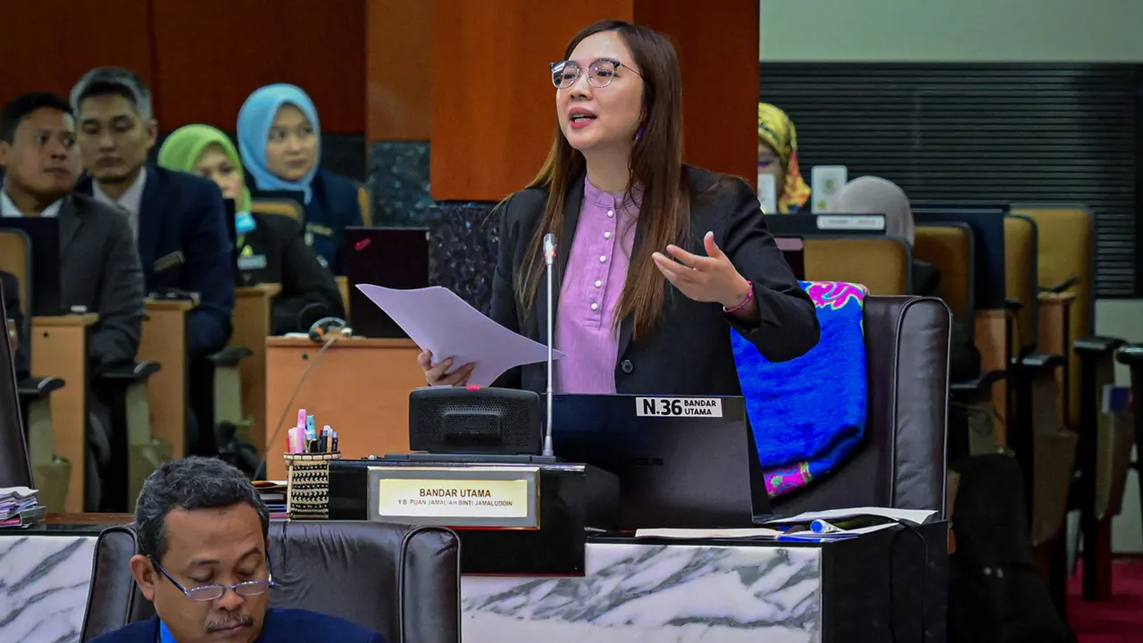 SHAH ALAM, 28 April -- Exco Kesihatan Awam dan Alam Sekitar Negeri Selangor Jamaliah Jamaluddin semasa menjawab soalan ketika Mesyuarat Pertama Persidangan Penggal Keempat Dewan Undangan Negeri Selangor Yang Ke - 15 Tahun 2026 di Dewan Negeri Selangor hari ini.  -- fotoBERNAMA (2026) HAK CIPTA TERPELIHARA
