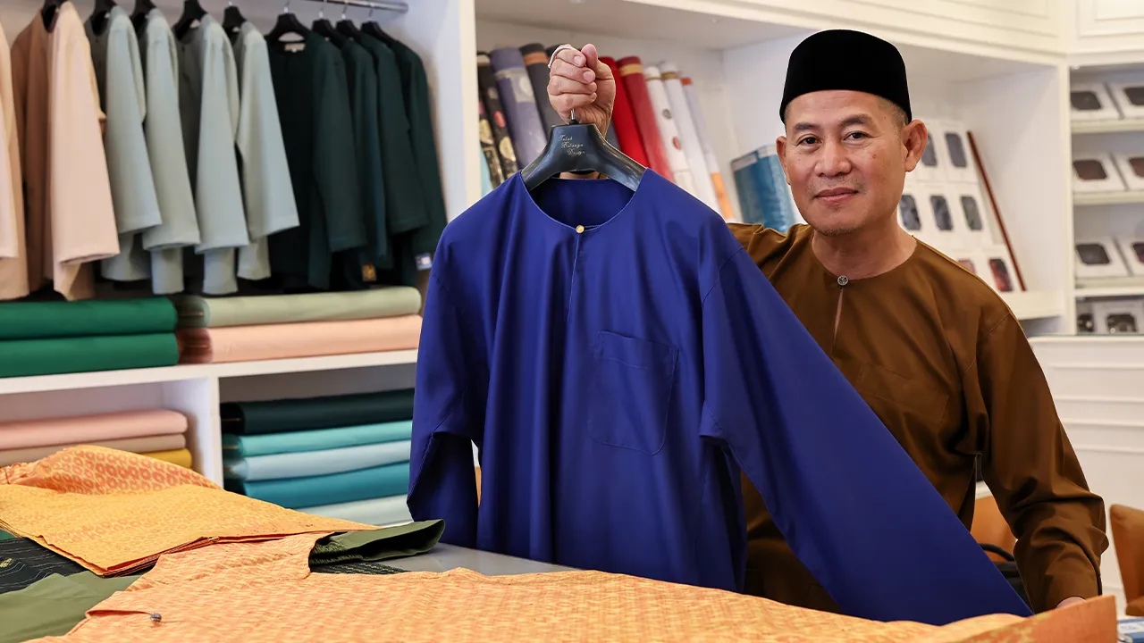 JOHOR BAHRU , 4 April -- Pemilik Teluk Belanga Design, Jamil Sukaimi, menunjukkan ciri-ciri Baju Melayu Teluk Belanga seperti tiga poket, pesak, kekek serta potongan longgar, selain bahagian leher yang dijahit menggunakan teknik tulang belut, iaitu jahitan tangan halus yang memerlukan ketelitian tinggi, ketika ditemui Bernama di kedainya, Teluk Belanga Design, baru-baru ini.  --fotoBERNAMA (2026) HAK CIPTA TERPELIHARA  JOHOR BHARU, April 4 -- Teluk Belanga Design owner Jamil Sukaimi highlights the defining 