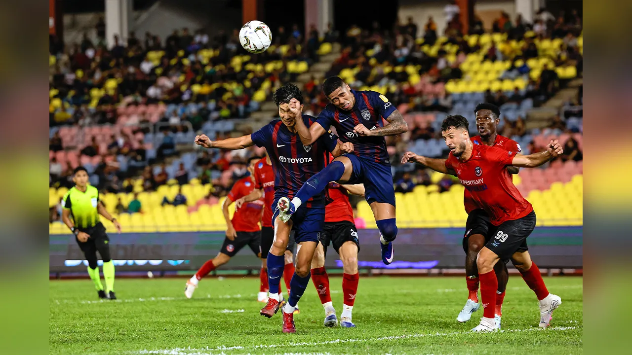 MELAKA, 28 April -- Pemain-pemain JDT FC cuba menanduk bola hantaran lintang sambil dipertahankan pemain-pemain Melaka FC pada perlawanan Bola Sepak Liga Super di Stadium Hang Jebat, Krubong hari ini.  Keputusan semasa Melaka FC 1-2 JDT FC.  —fotoBERNAMA (2026) HAK CIPTA TERPELIHARA