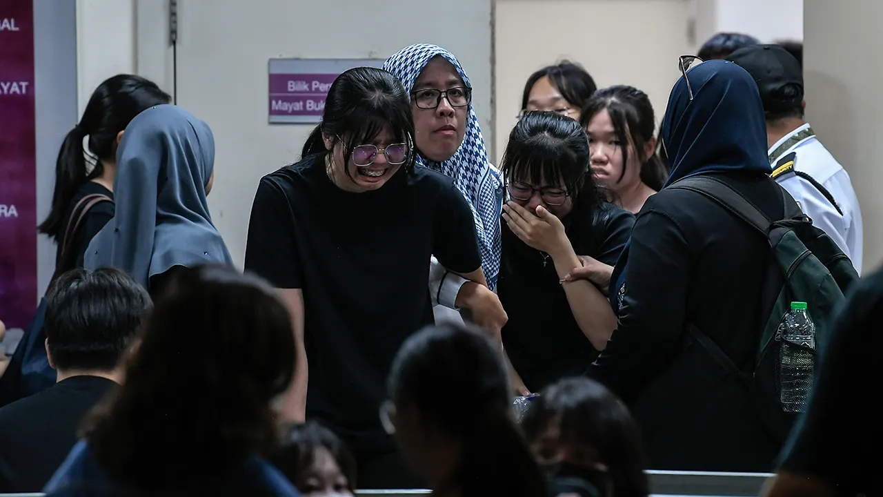 ALOR SETAR, 6 April -- Suasana pilu menyelubungi perkarangan Jabatan Perubatan Forensik Hospital Sultanah Bahiyah (HSB), hari ini apabila rakan-rakan mangsa lemas ketika berkayak di Pantai Merdeka, hadir memberikan penghormatan terakhir kepada mendiang.  Jenazah Christopher Ling Jia Siang, 21, dan Joey Ling Lin Siang, 20, siap diuruskan kira-kira 8.30 malam tadi, sebelum lebih 100 rakan sepengajian daripada Institut Pendidikan Guru (IPG) Kampus Perlis diberi peluang untuk melihat mendiang.  Menteri Pendidik