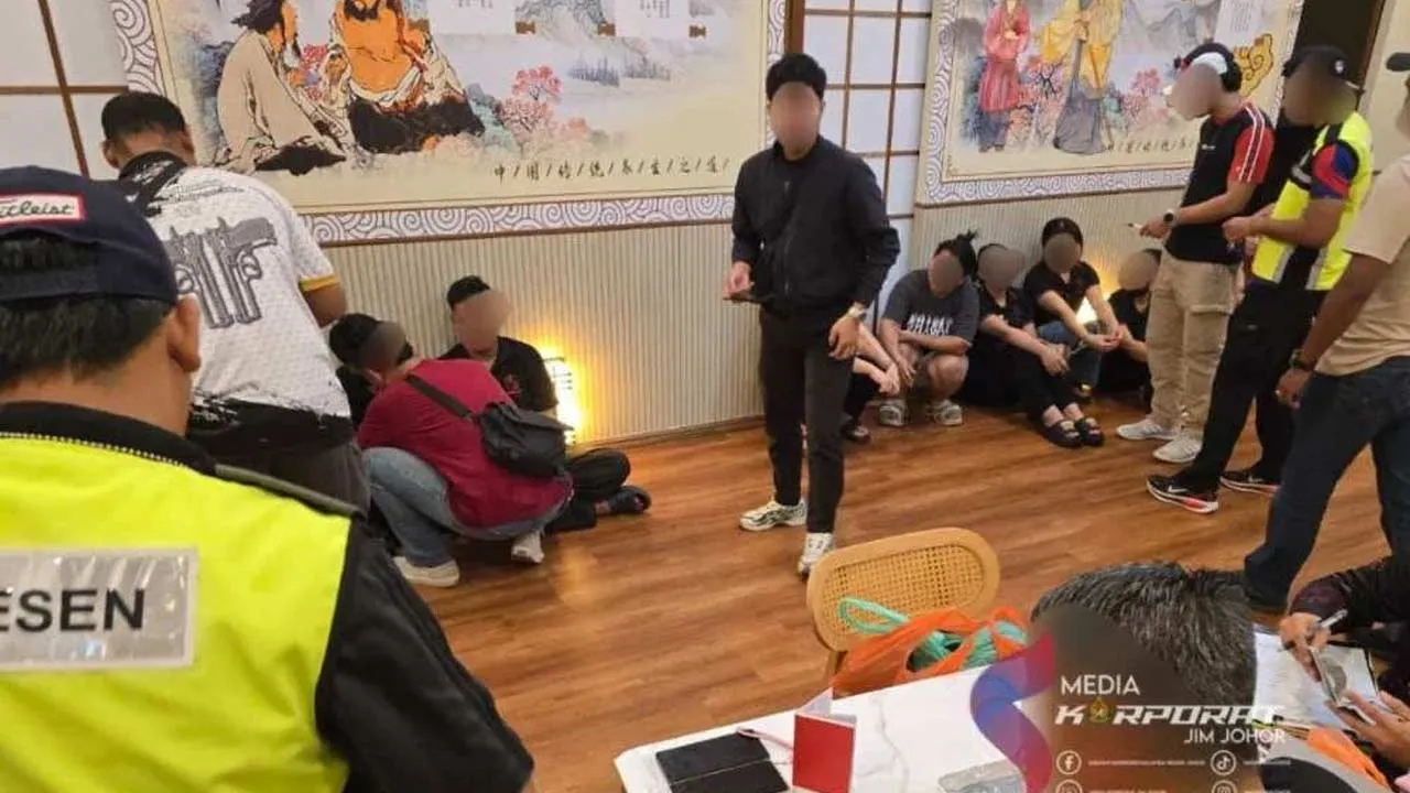 Anggota penguat kuasa JIM Negeri Johor melakukan serbuan ke atas premis urut dan rekleksogi di Johor Bahru, yang disyaki melakukan aktiviti tidak bermoral. Foto JIM Johor