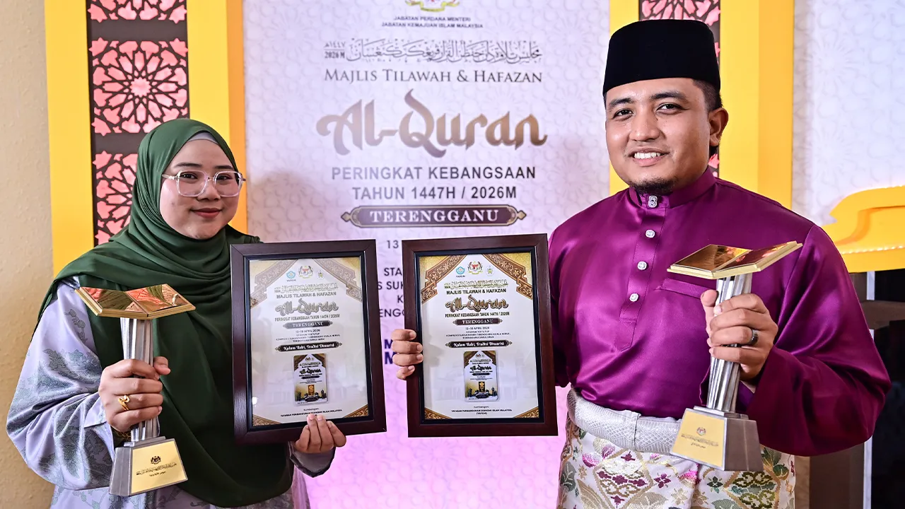 KUALA TERENGGANU, 18 April -- Juara Qari Cik Hasnul Taqiyuddin Cik Sazali (kanan) dan Juara Qariah Nur Syakura Mohamad Musa (kiri) menunjukkan trofil dan sijil pada Majlis Penutup dan Pengurniaan Hadiah Tilawah dan Hafazan Al-Quran Peringkat Kebangsaan Tahun 1447 Hijrah di Stadium Tertutup Gong Badak Kompleks Sukan Negeri Terengganu malam ini.  --fotoBERNAMA (2026) HAK CIPTA TERPELIHARA