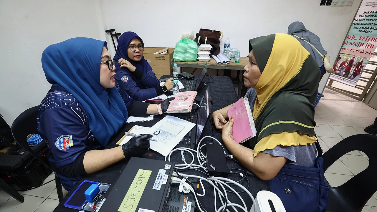 SANDAKAN, 23 April -- Kakitangan Jabatan Pendaftaran Negera Cawangan Sandakan menyantuni mangsa kebakaran Kampung Bahagia yang membuat permohonan penggantian sijil kelahiran di kaunter khas di Pusat Pemindahan Sementara di Dewan Projek Perumahan Rakyat Batu Sapi hari ini.  Jabatan Pendaftaran Negara membuka kaunter Pusat Pemindahan Sementara mangsa kebakaran Kampung Bahagia di Dewan Projek Perumahan Rakyat Batu Sapi untuk memudahkan mangsa kebakaran membuat penggantian sijil kelahiran dan kad pengenalan sel