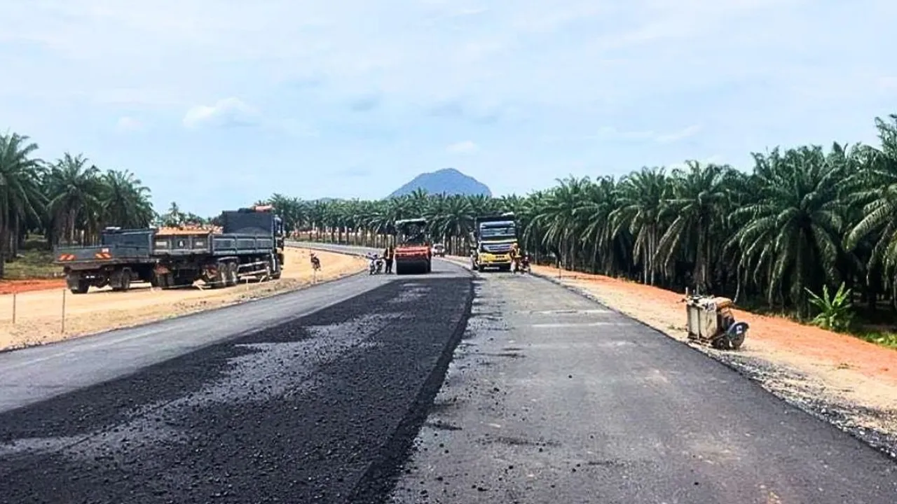 𝐉𝐚𝐥𝐚𝐧 𝐏𝐢𝐧𝐭𝐚𝐬 𝐌𝐮𝐚𝐫–𝐓𝐚𝐧𝐠𝐤𝐚𝐤–𝐒𝐞𝐠𝐚𝐦𝐚𝐭 𝐃𝐢𝐩𝐚𝐜𝐮, 𝐏𝐞𝐫𝐚𝐧𝐜𝐚𝐧𝐠𝐚𝐧 𝐋𝐚𝐧𝐜𝐚𝐫 𝐃𝐞𝐦𝐢 𝐌𝐨𝐛𝐢𝐥𝐢𝐭𝐢 𝐑𝐚𝐤𝐲𝐚𝐭 Alhamdulillah, harini saya ingin kongsikan perkembangan projek menaiktaraf jalan pintas dari Kolej Matrikulasi ke kawasan perindustrian Tangkak. Laluan ini amat penting sebagai alternatif baharu untuk melancarkan pergerakan rakyat dan menyokong aktiviti ekonomi setempat.