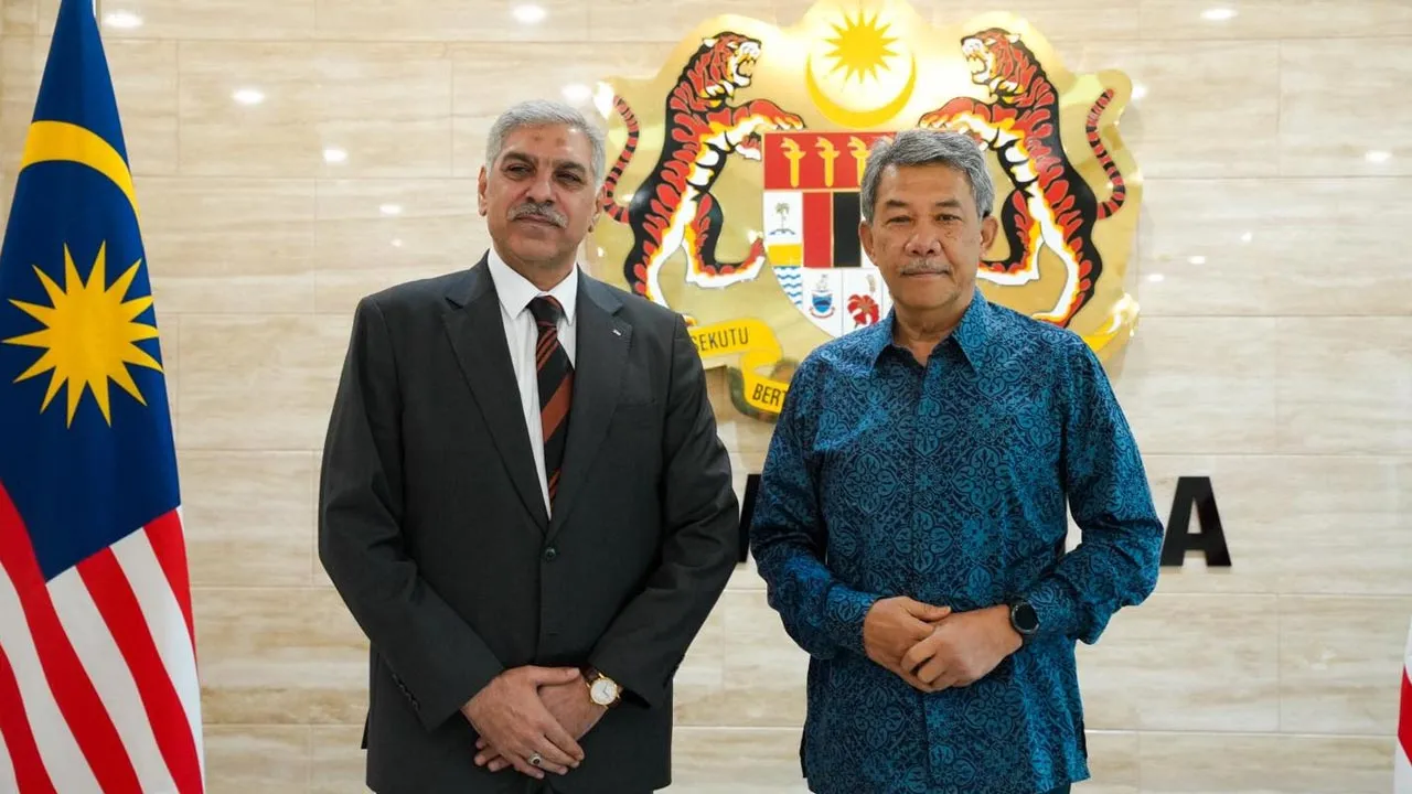 Menerima kunjungan hormat daripada TYT Jehad Fouad Alqdra, Duta Besar Palestin ke Malaysia yang baharu di Wisma Putra tengahari tadi. -- FB Dato’ Seri Utama Haji Mohamad Bin Haji Hasan