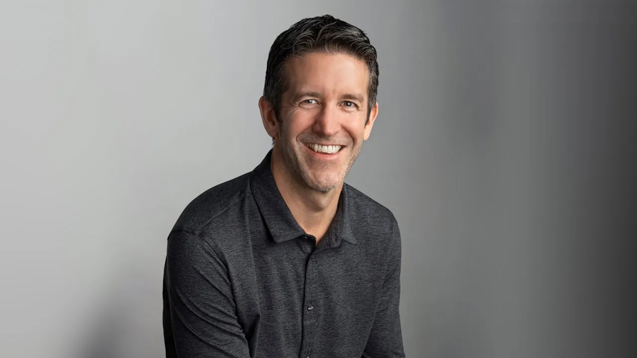 caption: John Ternus, naib presiden kanan Hardware Engineering, akan memegang jawatan Ketua Pegawai Eksekutif (CEO) Apple yang baharu berkuat kuasa 1 September 2026. - Foto Apple