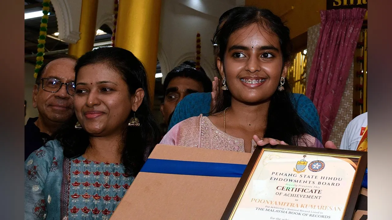 GEORGE TOWN, 19 April -- K. Poonyamitra yang mencipta nama dalam Malaysia Book of Records baru-baru ini apabila berjaya menghafal dan menyebut semula 300 digit pertama nombor Pi.  Nombor Pi (π) ialah nilai matematik yang mewakili nisbah antara lilitan bulatan dengan diameternya. Nilainya bermula dengan 3.14159 dan berterusan tanpa henti serta tidak berulang. Ia digunakan secara meluas dalam pengiraan berkaitan bulatan, kejuruteraan dan sains, menjadikan pencapaian menghafal 300 digit Pi sebagai satu keupaya