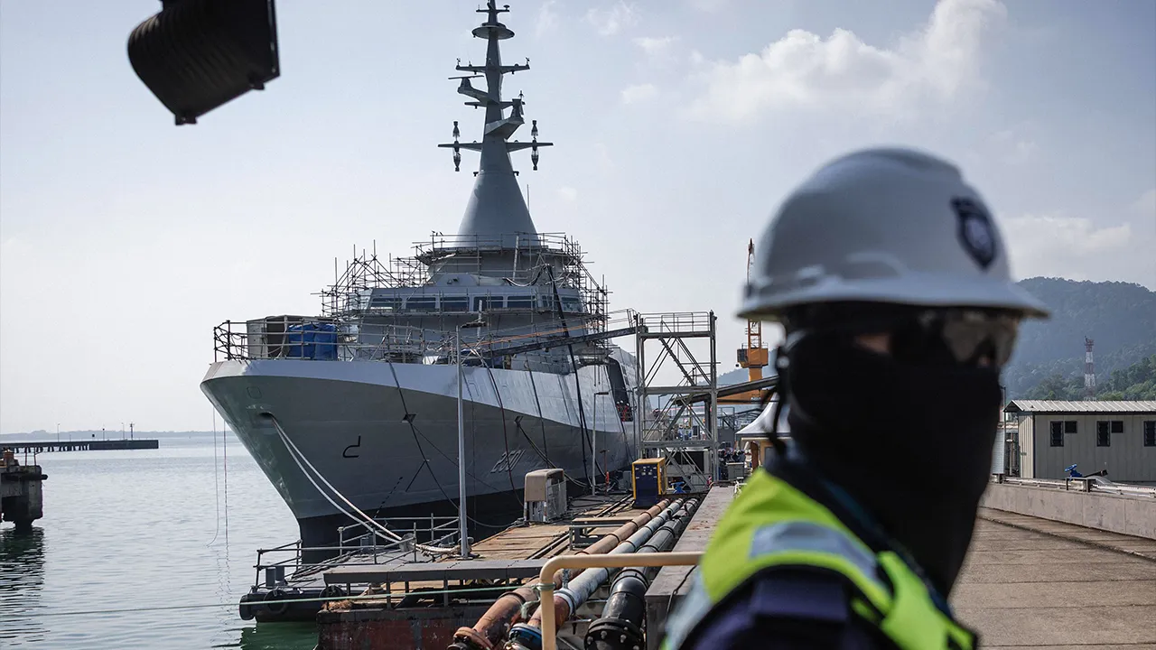 LUMUT, 15 Jun -- Kapal pertama (1 Maharaja Lela) daripada lima unit kapal tempur pesisir atau Littoral Combat Ship (LCS) di Pangkalan Tentera Laut Diraja Malaysia (TLDM) Lumut hari ini._BERNAMA