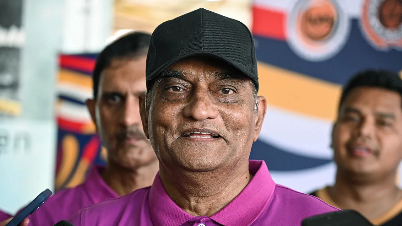 KUALA LUMPUR, 21 Nov -- Presiden Olahraga Malaysia (MA) Datuk Karim Ibrahim bercakap pada sidang media selepas sesi perjumpaan Ketua Kontinjen Sukan SEA 2025 Nurul Huda Abdullah bersama atlet olahraga kebangsaan di Stadium Mini Majlis Sukan Negara (MSN) hari ini.  Sukan SEA 2025 yang dijadual berlangsung dari 9 hingga 20 Disember ini, melibatkan tiga wilayah iaitu Bangkok, Chonburi dan Songkhla.  --fotoBERNAMA (2025) HAK CIPTA TERPELIHARA