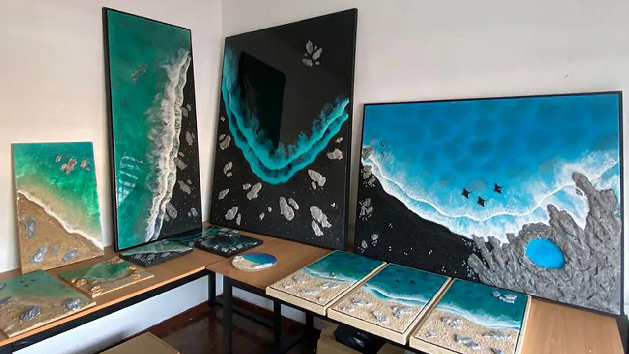 KUALA LUMPUR 23 April -- Daripada sekadar mencari ketenangan di tepi pantai, Mohamed Hafiz Mohamed Zulzaini kini menterjemahkan deruan ombak dan keindahan laut ke dalam karya resin yang memukau.  Pemuda dari Kota Tinggi, Johor itu menghasilkan setiap karya dengan teliti melalui beberapa lapisan bagi mencipta ilusi ombak yang realistik, lengkap dengan elemen pasir dan batu seakan-akan suasana pantai sebenar.  Kini, hasil sentuhannya bukan sahaja menjadi terapi buat dirinya, malah turut memberi ketenangan kep