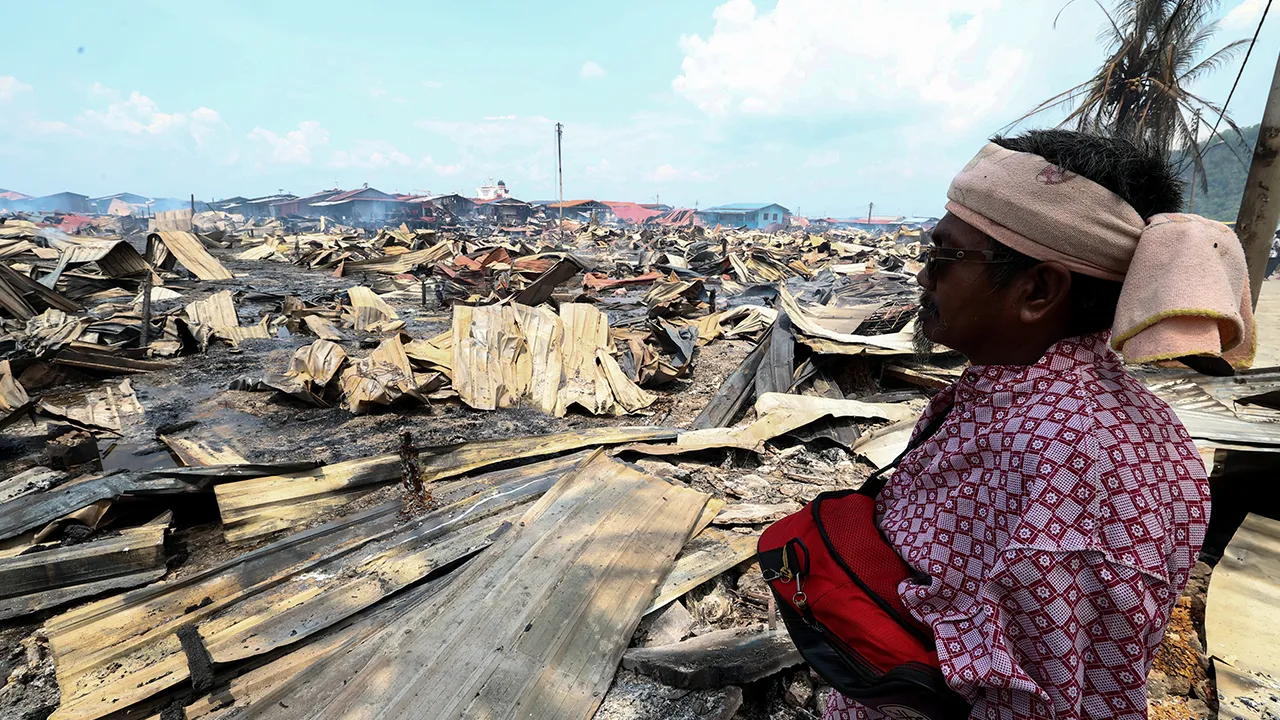 SANDAKAN, 19 April — Samsudin Musa, 65, melihat rumahnya yang musnah dalam kebakaran di perkampungan atas air Kampung Bahagia di sini, awal pagi tadi.  -- fotoBERNAMA (2026) HAK CIPTA TERPELIHARA