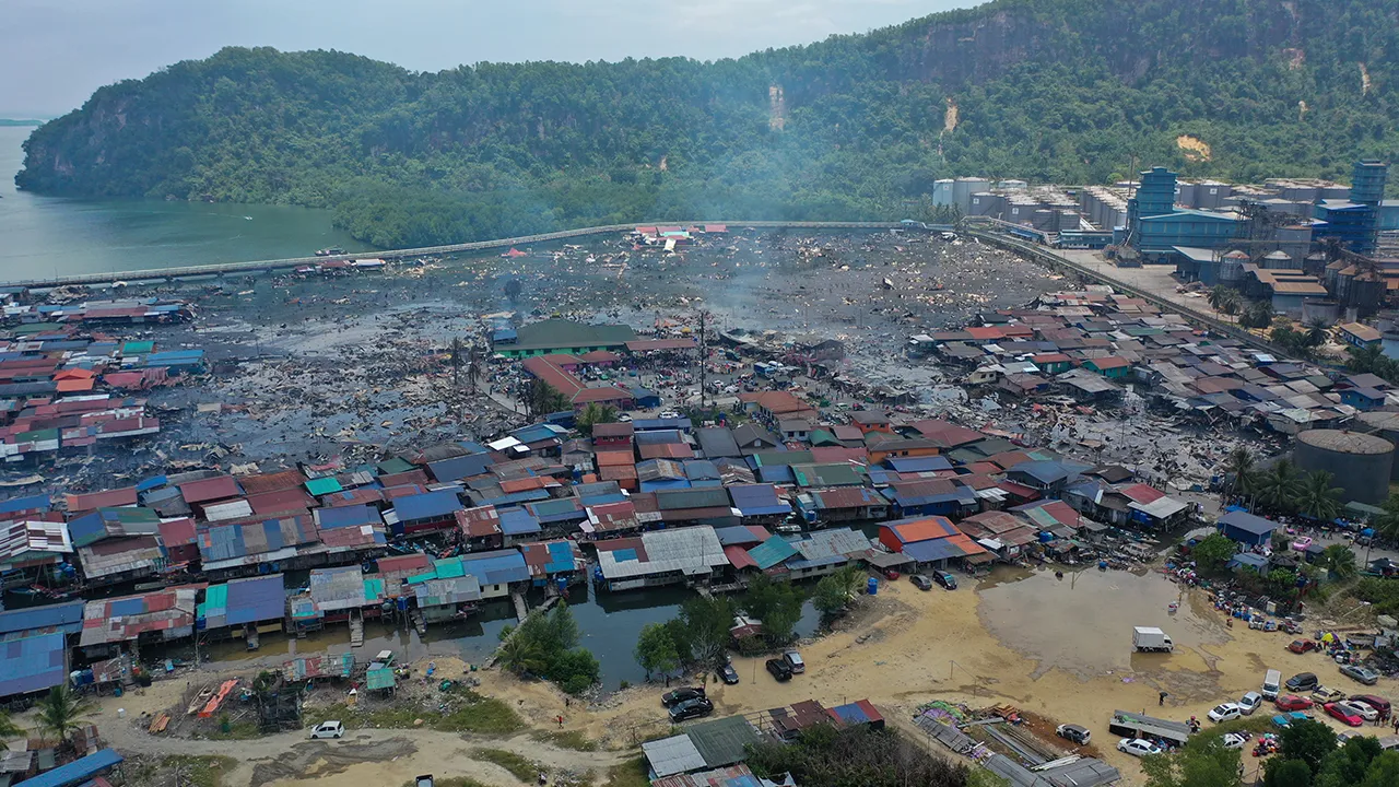 SANDAKAN, 19 April — Kira-kira 200 rumah musnah dalam kebakaran di perkampungan atas air Kampung Bahagia di sini, awal pagi tadi.  -- fotoBERNAMA (2026) HAK CIPTA TERPELIHARA