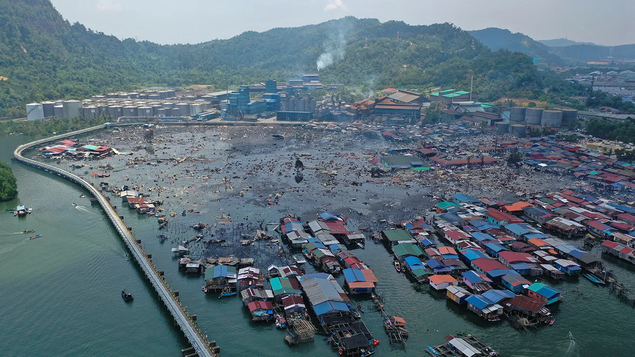 SANDAKAN, 19 April — Kira-kira 1,000 rumah musnah dalam kebakaran di perkampungan atas air Kampung Bahagia di sini, awal pagi tadi.  -- fotoBERNAMA (2026) HAK CIPTA TERPELIHARA