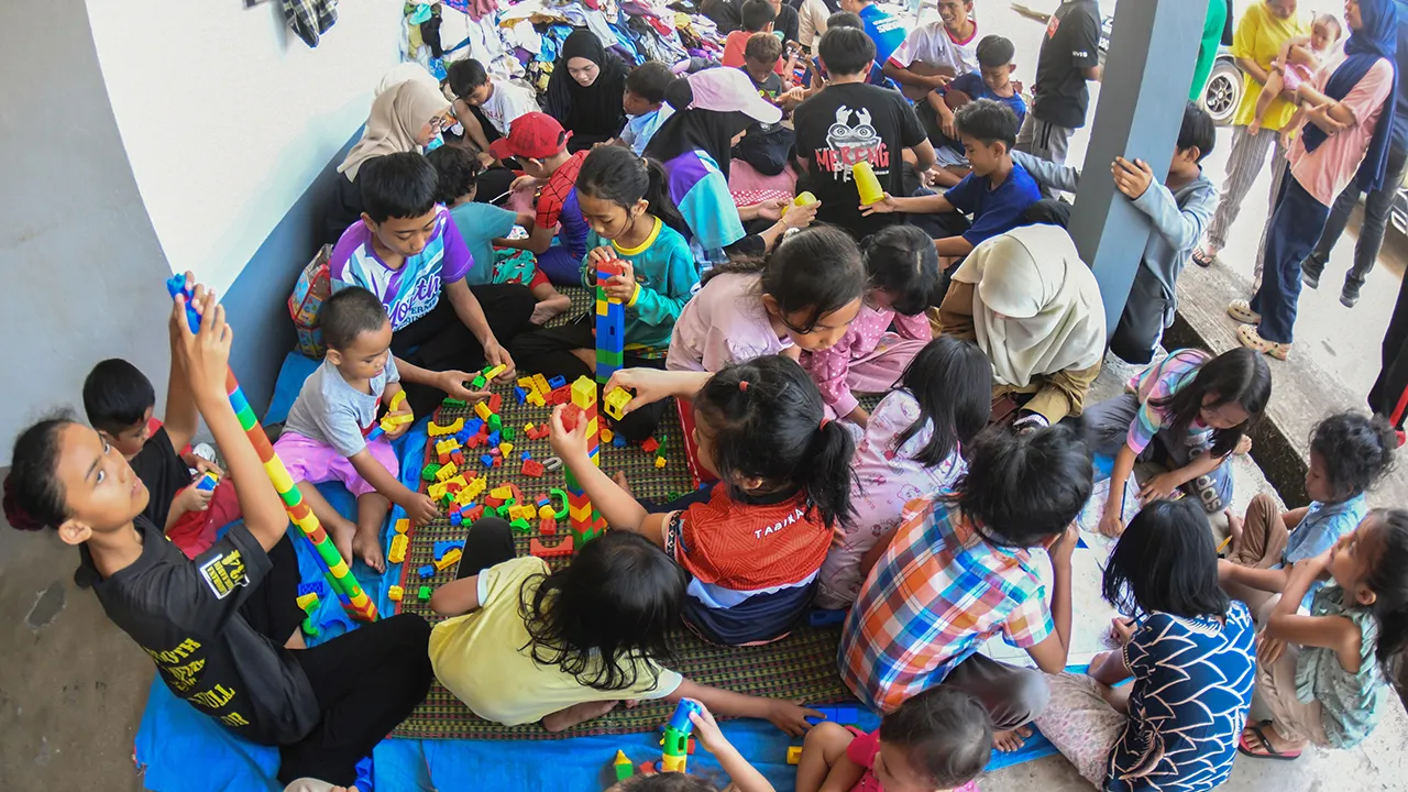 SANDAKAN, 21 April -- Sebahagian kanak-kanak bermain lego dan mewarna yang disediakan oleh Cahaya Society di Pusat Pemindahan Sementara (PPS) Dewan Sibuga hari ini.  Cahaya Society sebuah Pertubuhan Bukan Kerajaan mengambil inisiatif menceriakan kanak-kanak mangsa kebakaran di Kampung Bahagia dengan menyediakan pelbagai aktiviti seperti bermain lego, mewarna dan bermain alat muzik sebagai langkah psikologi di Pusat Pemindahan Sementara mangsa kebakaran di Dewan Sibuga.  -- fotoBERNAMA (2026) HAK CIPTA TERPE