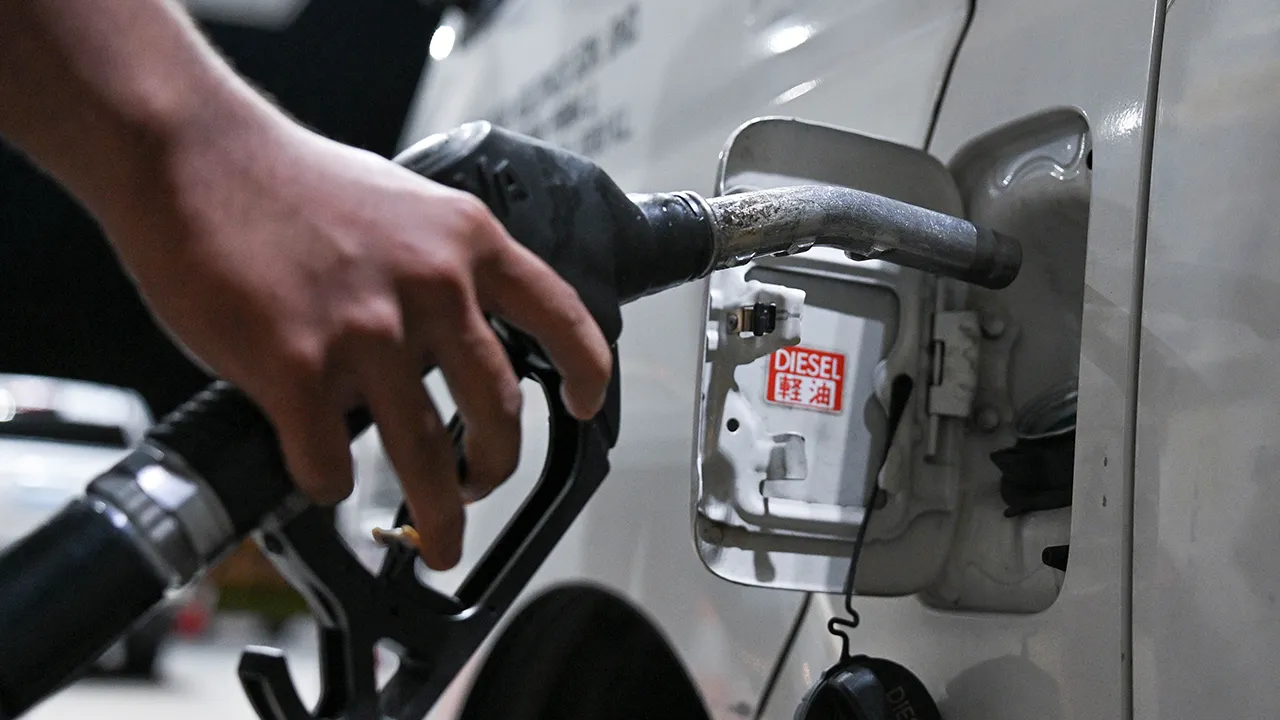 KUALA LUMPUR, 31 Mac -- Kerajaan mengekalkan bantuan BUDI MADANI Diesel (BUDI Diesel) pada kadar RM300 sebulan untuk April ini sebagai langkah melindungi rakyat ketika pasaran tenaga global yang semakin tidak menentu.  Kementerian Kewangan (MoF) dalam kenyataan hari ini memaklumkan bantuan tambahan interim sebanyak RM100 akan diteruskan, menjadikan jumlah keseluruhan bantuan bagi kategori BUDI Individu dan BUDI Agri-Komoditi kekal sebanyak RM300.  "Bantuan akan disalurkan mulai 8 April ini, memanfaatkan kir