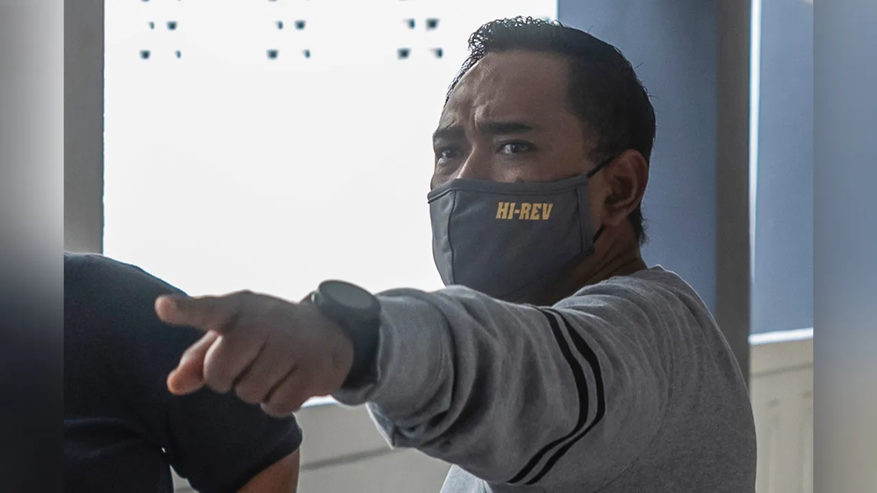 KOTA BHARU, 9 April -- Seorang anggota polis berpangkat Koperal, Mohd Irfan Azieyadi Abdul Aziz, 45, yang ditahan kerja, mengaku tidak bersalah di Mahkamah Sesyen di sini hari ini atas pertuduhan melakukan samun terhadap seorang wanita di sebuah kedai runcit di Kampung Kemumin di sini, tahun lepas.   -- fotoBERNAMA (2026) HAK CIPTA TERPELIHARA