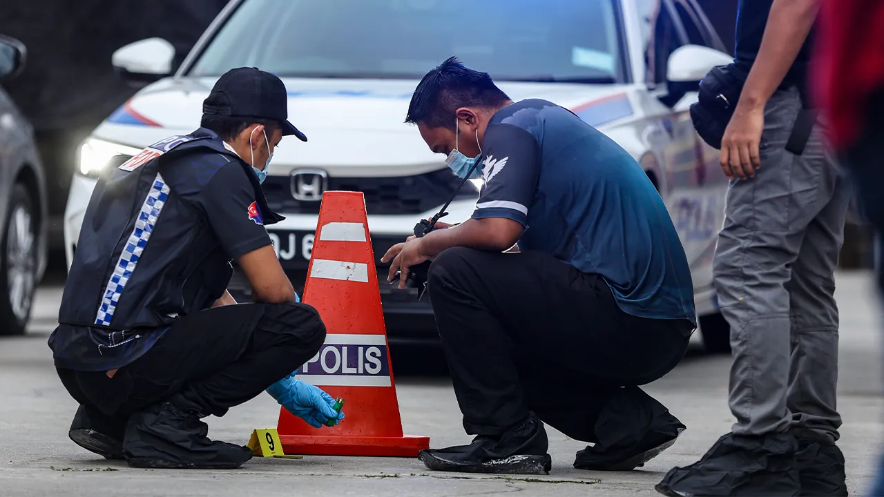 KOTA TINGGI, 19 April -- Anggota polis forensik menjalankan kerja-kerja siasatan di lokasi kejadian tembakan yang mengorbankan tiga mangsa melibatkan dua lelaki tempatan dan seorang wanita warga asing di sebuah restoran di Taman Kota Jaya, Kota Tinggi hari ini. --fotoBERNAMA (2026) HAK CIPTA TERPELIHARA