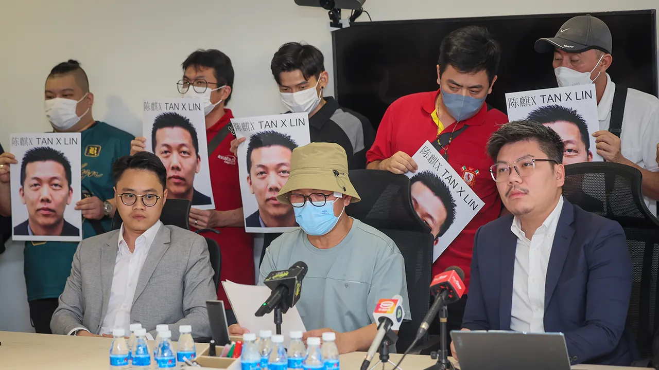 KUALA LUMPUR, 22 April -- Seorang mangsa penipuan bercakap pada sidang akhbar di sebuah pejabat guaman di Taman Desa hari ini, melibatkan sekumpulan warga asing yang didakwa diperdaya untuk melabur dalam platform pelaburan dalam talian yang dipromosikan oleh seorang pelabur Malaysia._BERNAMA