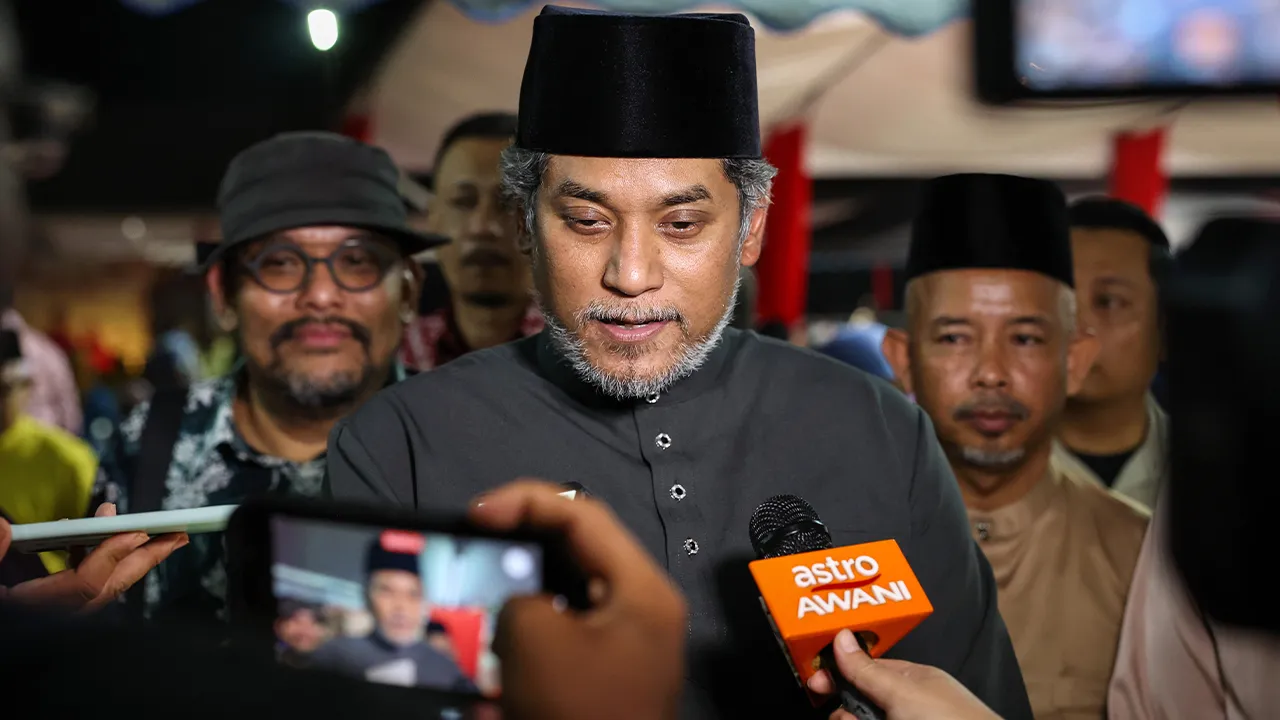 KEPALA BATAS, 10 April -- Bekas Menteri Kesihatan Khairy Jamaluddin ketika ditemu bual pemberita pada Majlis Rumah Terbuka Aidilfitri Datuk Seri Reezal Merican Naina Merican di Bertam Square malam ini.  -- fotoBERNAMA (2026) HAK CIPTA TERPELIHARA