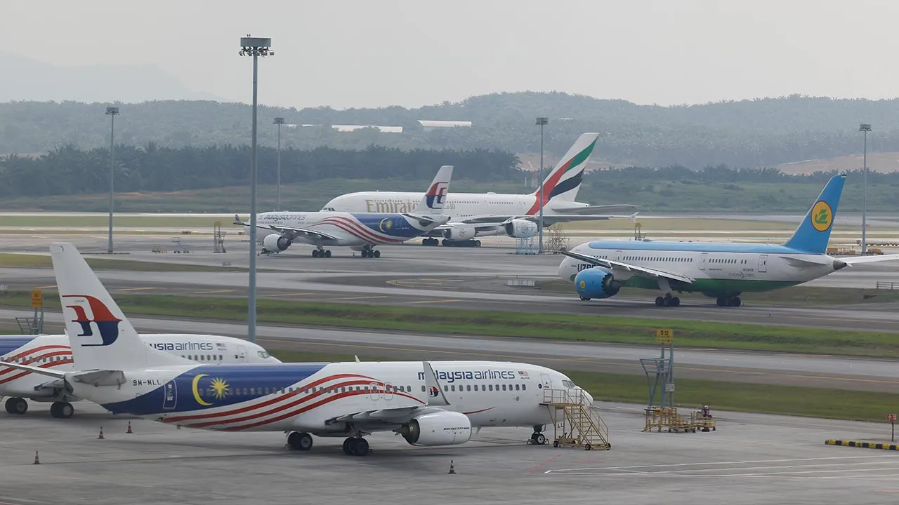 SEPANG, 2 Mac -- Suasana di Lapangan Terbang Antarabangsa Kuala Lumpur Terminal 1 (KLIA T1) kekal stabil dan terkawal, dengan penumpang meneruskan perjalanan seperti biasa susulan konflik di Timur Tengah.  Tinjauan Bernama di KLIA Terminal 1 setakat 12 tengah hari tadi mendapati majoriti penerbangan adalah ke beberapa destinasi di Asia, antaranya Singapura; Ho Chi Minh City, Da Nang dan Hanoi (Vietnam); Denpasar dan Jakarta (Indonesia); Shenzhen, Chongqing dan Guangzhou (China); serta Nepal.  --fotoBERNAMA 