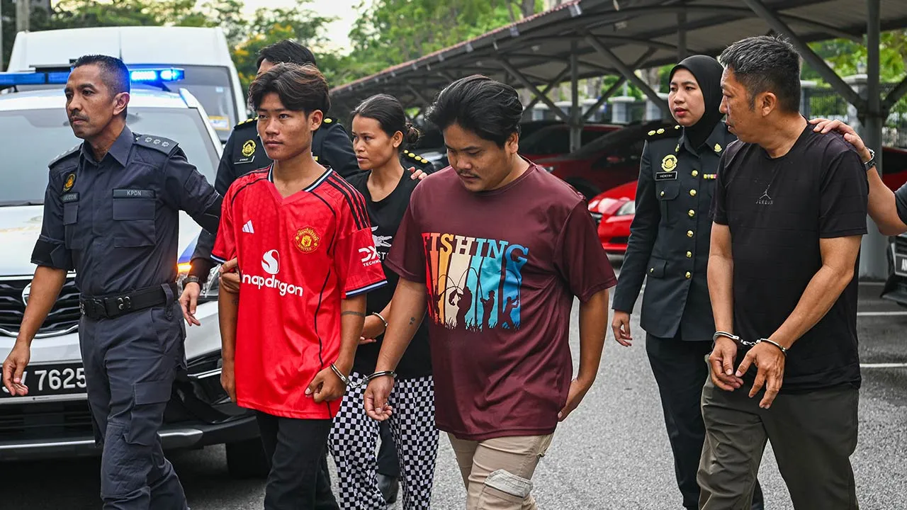 SEREMBAN, 10 April -- Empat individu termasuk tiga warga Myanmar didakwa di Mahkamah Sesyen hari ini atas pertuduhan memiliki barang kawalan iaitu 4.7 tan minyak masak tanpa lesen sah.  Bagaimanapun, hanya tertuduh Chong Sze Thong, 52, (kanan) mengaku tidak bersalah, manakala tiada pengakuan direkodkan daripada Thung Khaw, 27, (tiga, kiri); Moe Myint Weh Yan, 17 (dua, kiri) dan tertuduh wanita, Nan Thet Khin, 32 (tiga, kiri).