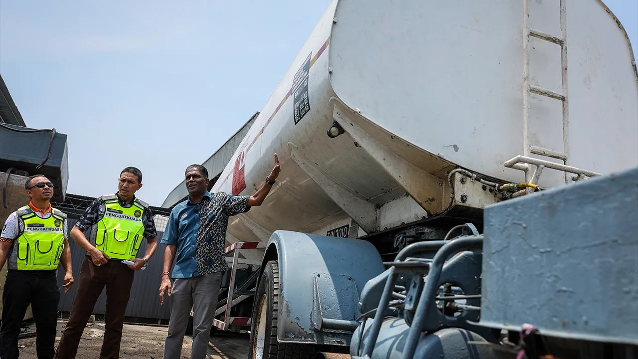 BUKIT MERTAJAM, 5 April -- Pengarah Kementerian Perdagangan Dalam Negeri (KPDN) Pulau Pinang S. Jegan menunjukkan dua buah lori tangki ketika mengadakan sidang media di Stor Ekshibit KPDN negeri hari ini.  KPDN Pulau Pinang menumpaskan kegiatan penyelewengan diesel melibatkan rampasan 21,190 liter bahan api itu bernilai RM327,963.80 dalam serbuan di sebuah stor haram di Sungai Lokan, Butterworth dekat sini malam tadi._BERNAMA