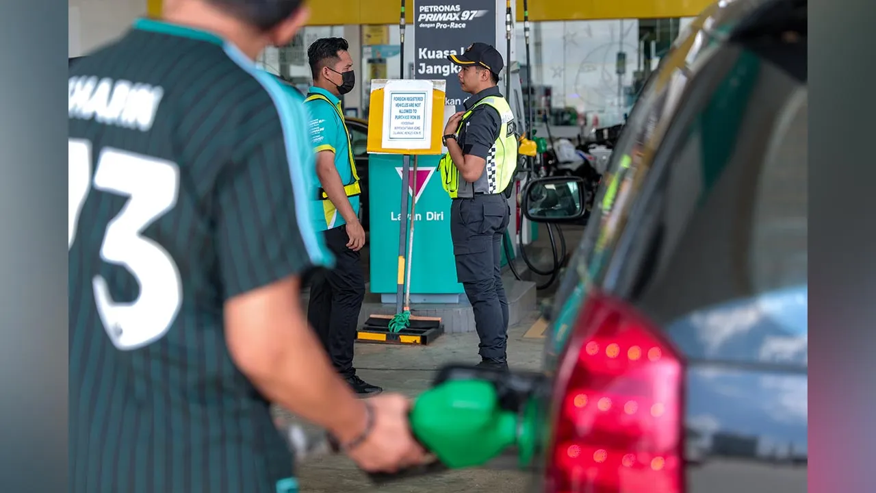 JOHOR BAHRU, 1 April -- Penguat kuasa Kementerian Perdagangan Dalam Negeri dan Kos Sara Hidup (KPDN) memantau pelaksanaan larangan penjualan dan pembelian petrol RON95 kepada kenderaan berpendaftaran asing yang berkuat kuasa 1 April di beberapa stesen minyak sekitar Johor Bahru, hari ini.  Larangan itu melibatkan semua pemilik atau pemandu kenderaan asing, dengan penguatkuasaan diperkasa menerusi Ops Tiris 4.0 bagi membanteras penyelewengan subsidi, manakala kesalahan boleh diambil tindakan di bawah Akta Ka